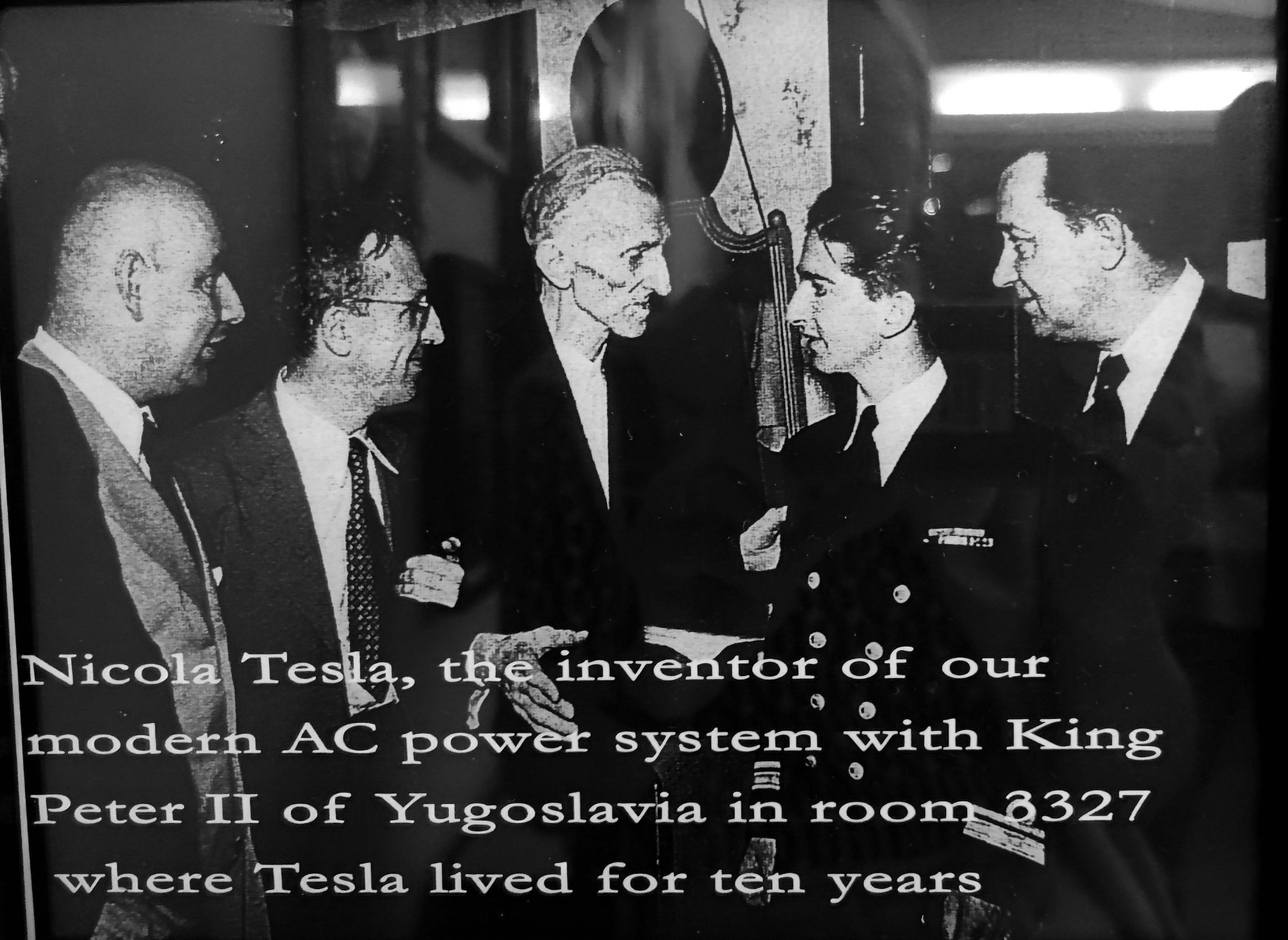 Tesla alt mit König.jpg